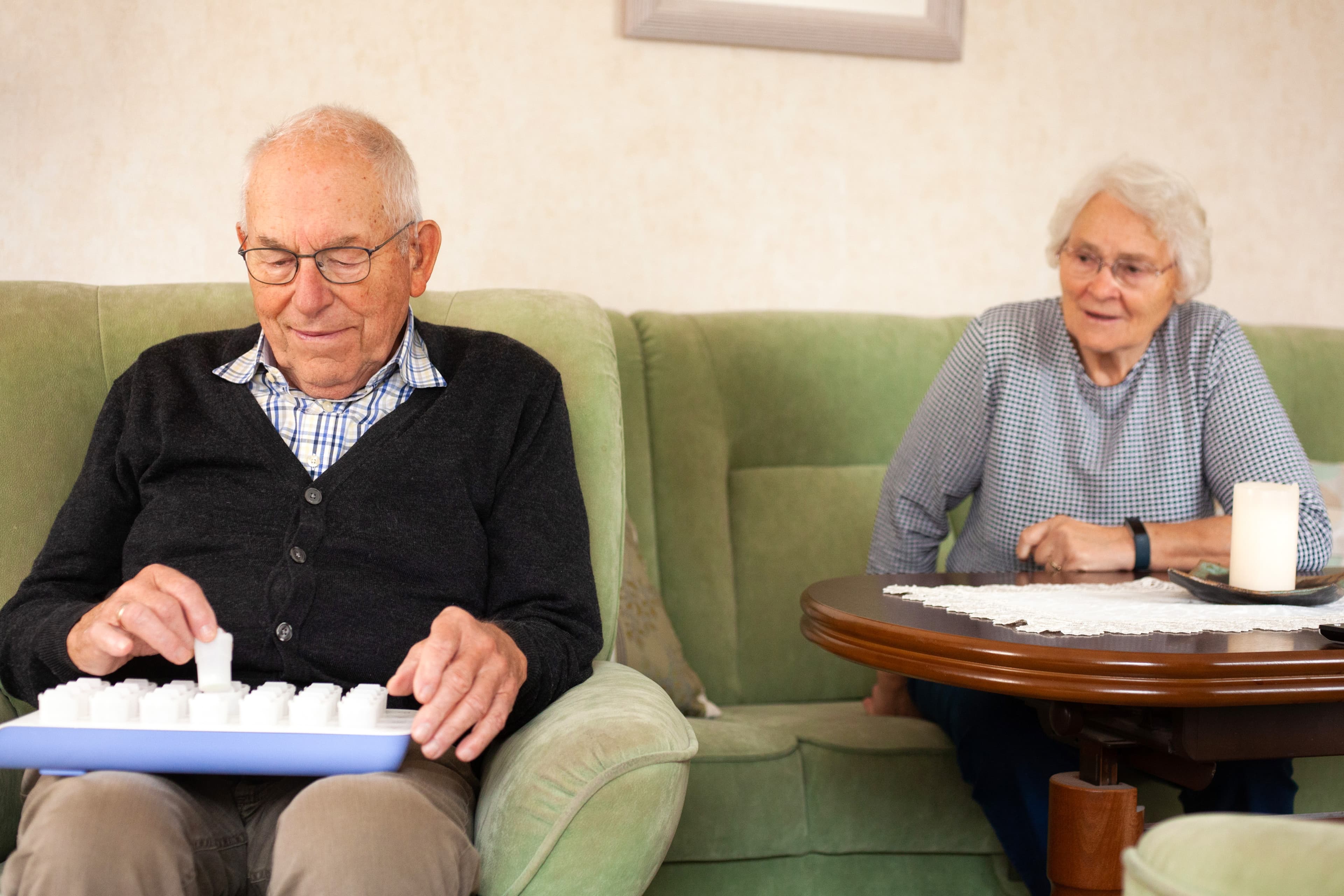 Herr Schmidt mit seiner Frau im Hintergrund