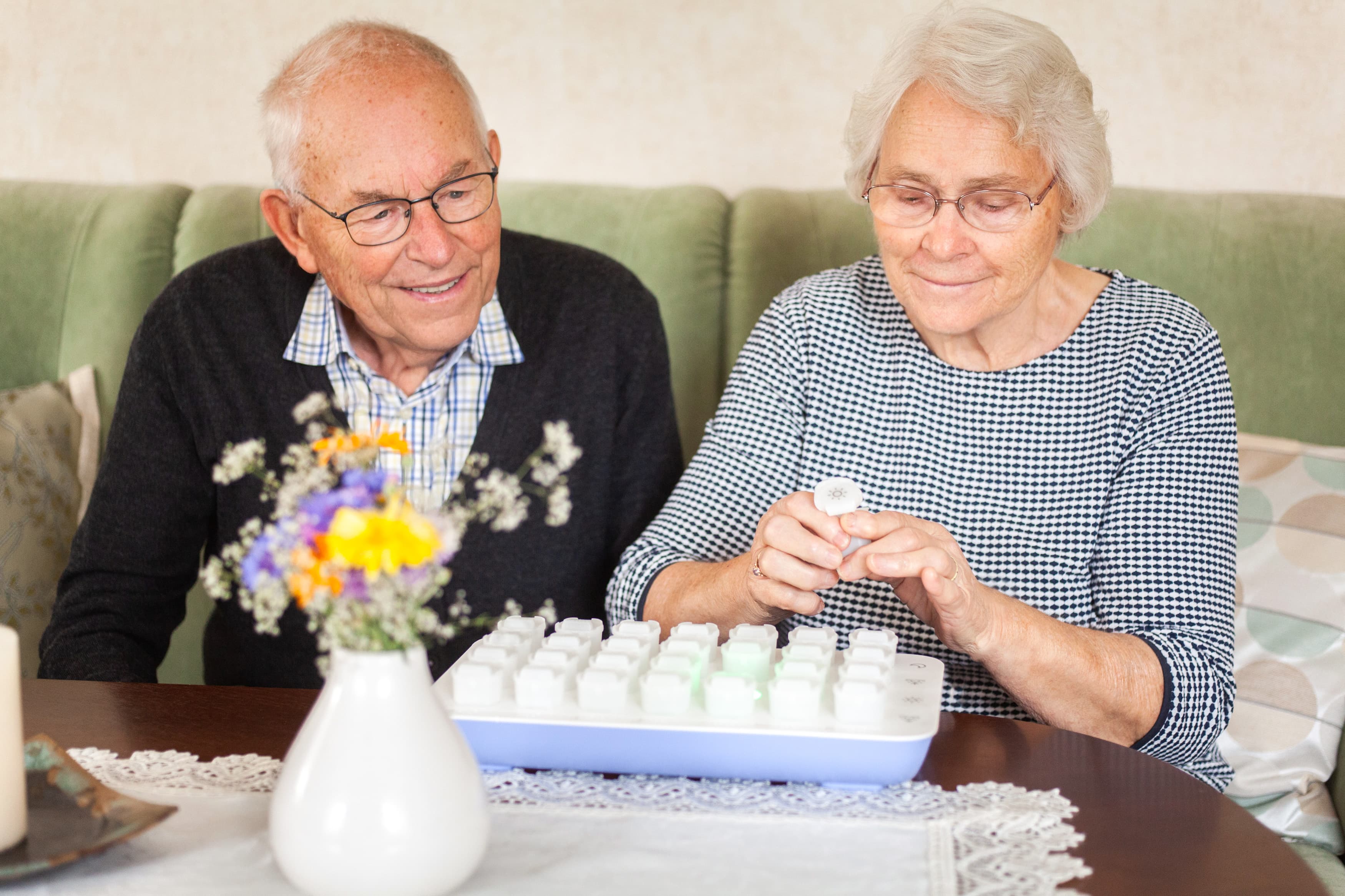 Familie Schmidt mit Medikamentenspender