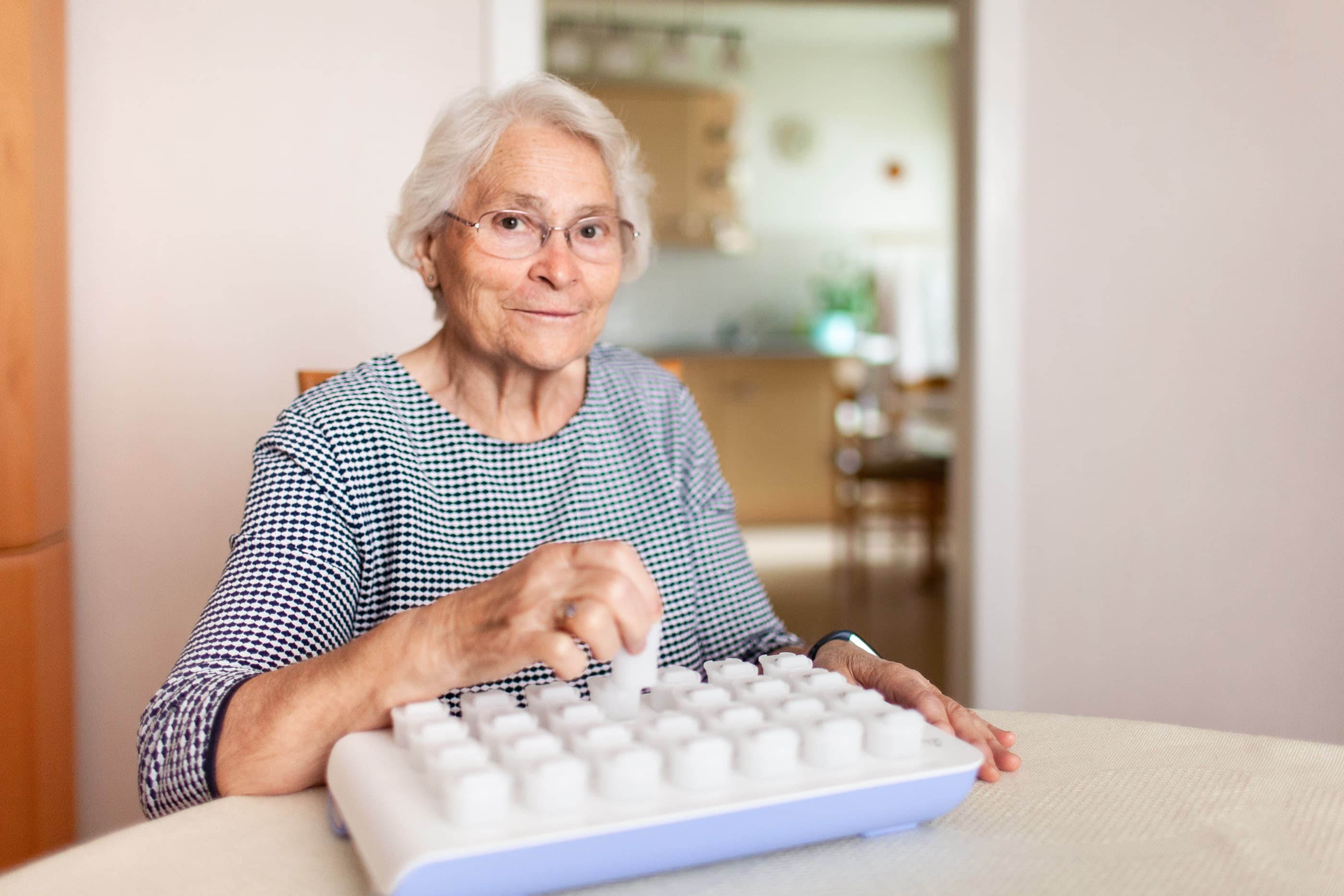 Frau Schmidt mit Medikamentenspender